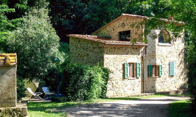 Roccastrada Villa | Beautiful apartment in villa for 4 guests with WIFI, pool, TV, patio and pets allowed