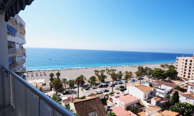 Velilla-Taramay Apartment | Beautiful Apartment at the beach front!