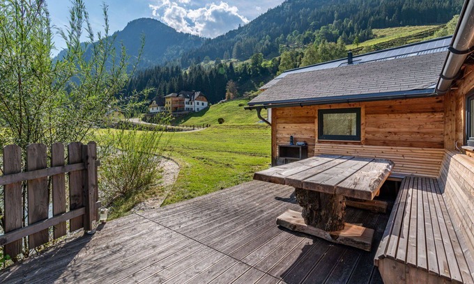 Solk Apartment | Beautiful apartment for 4 guests with WIFI, hot tub, TV and patio