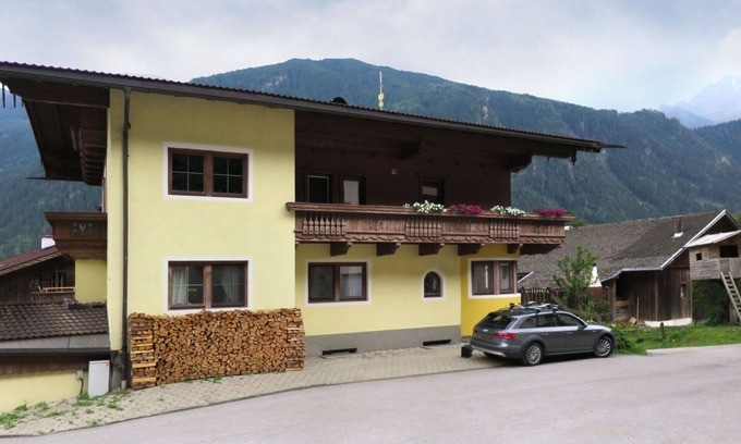 Burgstall Apartment | Beautiful apartment for 10 guests with WIFI, TV and balcony