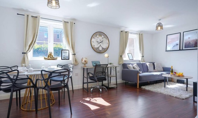 Northampton Apartment | Beautiful Apartment - Close to City Centre - Free Parking, Fast Wifi, SmartTV with Sky TV and Netflix by Yoko Property