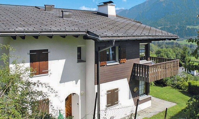 Schluein Apartment | Beautiful apartment for 5 guests with WIFI, TV, patio, pets allowed and panoramic view