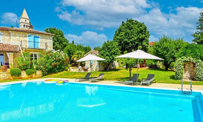 Kastelir-Labinci Apartment | Beautiful apartment for 6 people with A/C, pool, WIFI, TV, patio and parking