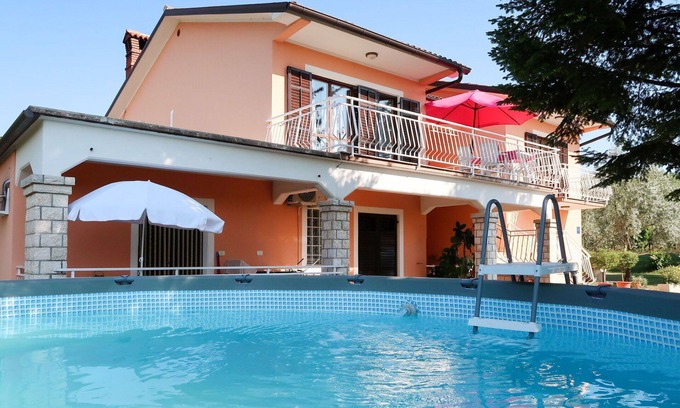Zupanici Apartment | Beautiful apartment for 6 guests with A/C, WIFI, pool, TV, patio and parking