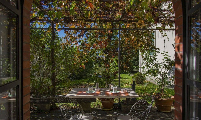 Barga Apartment | Beautiful apartment for 2 people with private pool, TV, patio, pets allowed and parking
