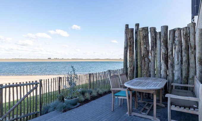 Sint-Annaland Apartment | Beautiful apartment for 4 guests with WIFI, TV and terrace