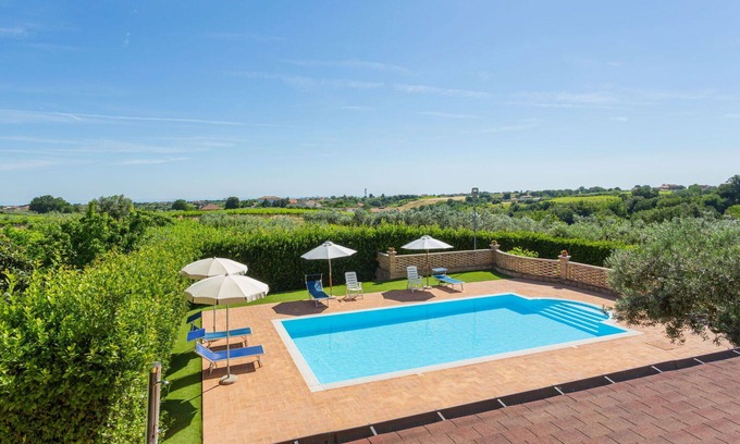 Crecchio House | Beautiful apartment in villa for 4 people with pool, WIFI, TV, terrace and pets allowed