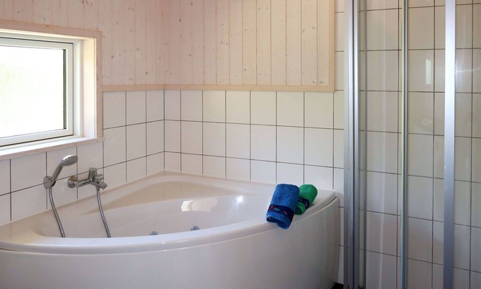 Grossenbrode House | Beautiful apartment in villa for 10 guests with WIFI, hot tub, TV, terrace, pets allowed and par.
