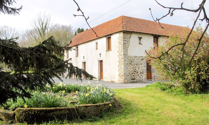 Savigny House | Beautiful apartment in villa for 3 guests with WIFI, TV, patio and pets allowed