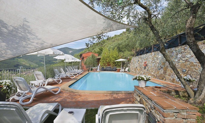 Cascine-La Croce Villa | Beautiful apartment in villa for 6 people with pool, WIFI, TV, patio, pets allowed and parking