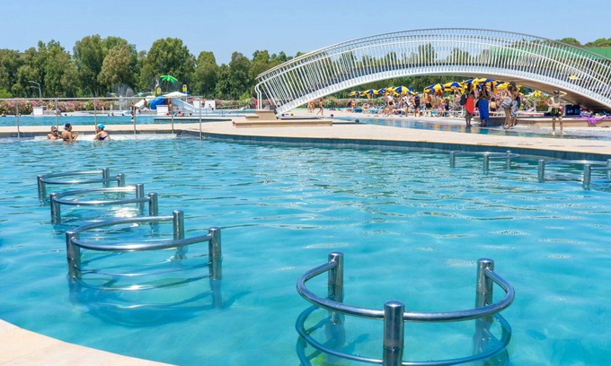 Zona XXXIV Casal Palocco House | Beautiful apartment in villa for 4 guests with A/C, pool, WIFI, TV, patio, pets allowed and park.