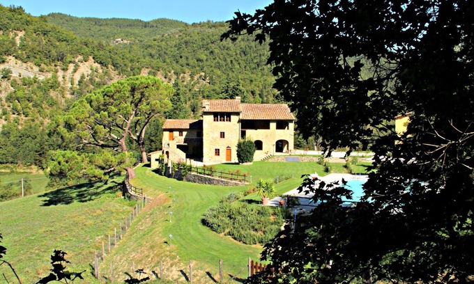 Dicomano Apartment | Beautiful apartment for 4 people with WIFI, pool, TV and pets allowed