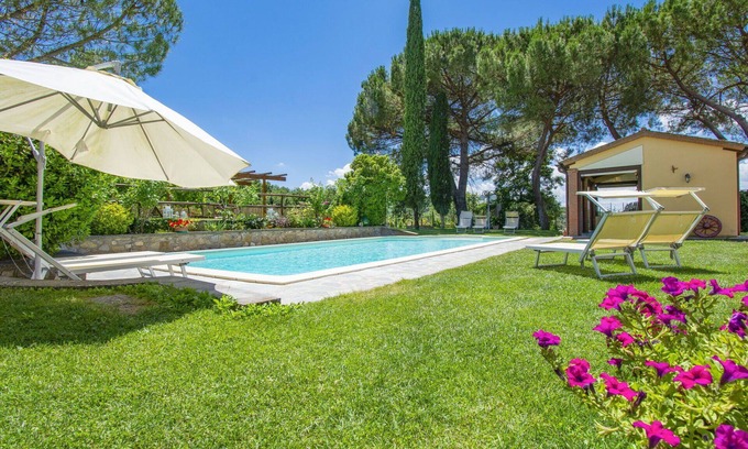 Bucine Apartment | Beautiful apartment for 4 people with pool, WIFI, TV, terrace, pets allowed and parking