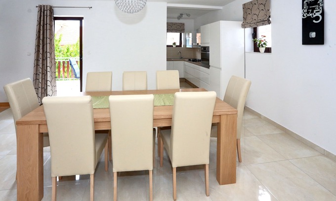 Bibinje Apartment | Beautiful apartment with a large garden and sea views