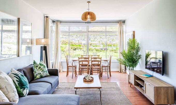 Mouille Point Apartment | Beautiful Apartment w Scenic Views Fairway Haven