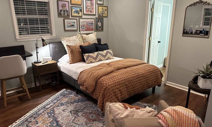 East Memphis House | Beautiful Backhouse Studio With Kitchen