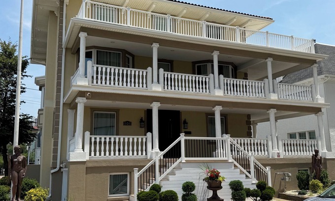 Ventnor City House | Beautiful Beach Block House in Ventnor with 3 wrap around decks and ocean views