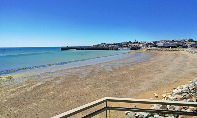 Granville Apartment | Beautiful beachfront apartment with balcony, parking and modern amenities