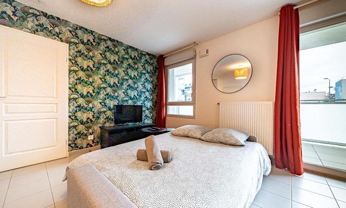 Venissieux Apartment | Beautiful bright 2-room apartment with balcony and parking