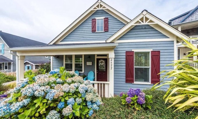 Nelscott House | Beautiful bungalow, 5 minute walk to the beach