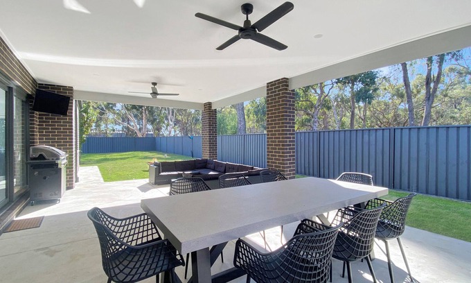 Moama House | Beautiful Bush Surroundings. Walk to Murray River & Main St Moama. Pets Welcome