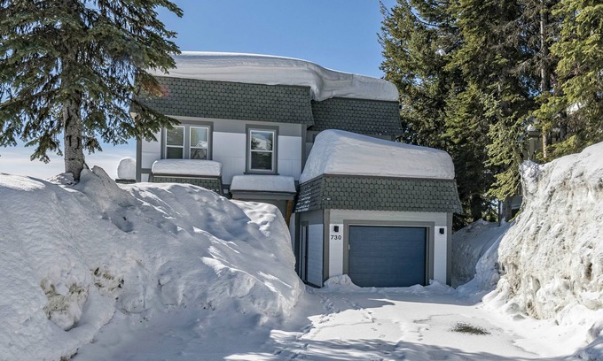 Silver Star Mountain House | Beautiful Large Family Chalet with Hot Tub, Laundry, gear storage, pet-friendly!