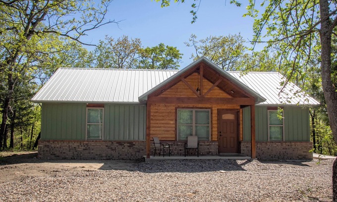 Carlisle Cabin | Beautiful Cabin with View of Private Lake, Hot Tub & Outdoor Swings!
