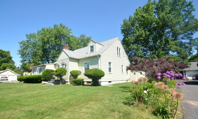 Rochester House | Beautiful Cape in Rochester Suburb 6 minutes to UofR, Airport, Curling Club