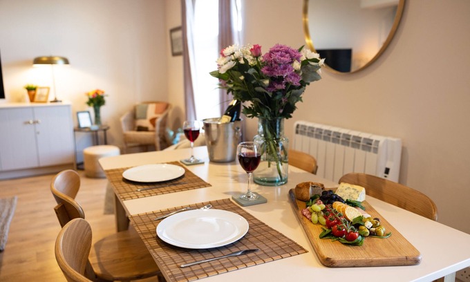 Richmond Apartment | Beautiful Castle Views in Historic Town Centre - 'The Knight's Watch’ Apartment