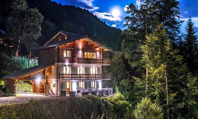 Les Carroz-d'Araches Ski Chalet | Beautiful chalet - great location close to piste, gondola and town - hot tub