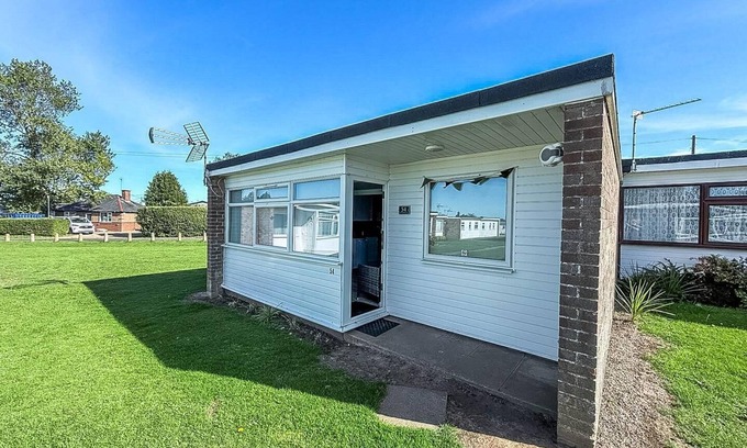 Great Yarmouth Ski Chalet | Beautiful chalet in the seaside village of Scratby, Norfolk ref 51054S