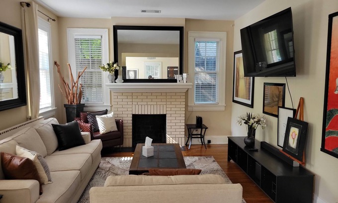 Montgomery Cottage | Beautiful Chic Cottage nestled in Old Cloverdale - Entertainment District.