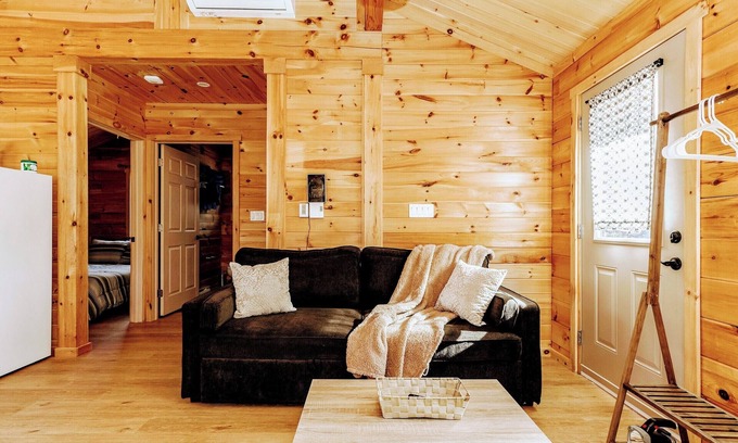 West Hants Cottage | Beautiful Cottage w/Firepit Bbq,close to lakes,vineyards,zipline & Ski Martock