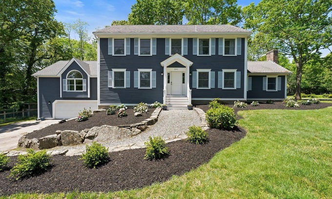 Saunderstown House | Beautiful Colonial Home in Saunderstown, RI