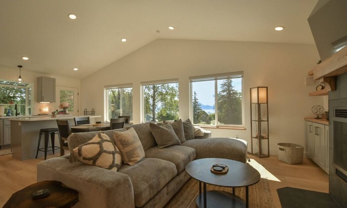 Homer House | Beautiful, comfortable, clean, scenic, bay and mountain view home.