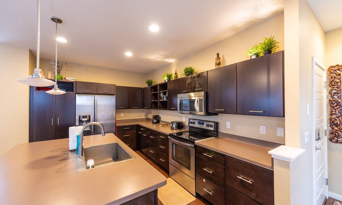 Northridge House | Beautiful Contemporary -3 Level Home@best location