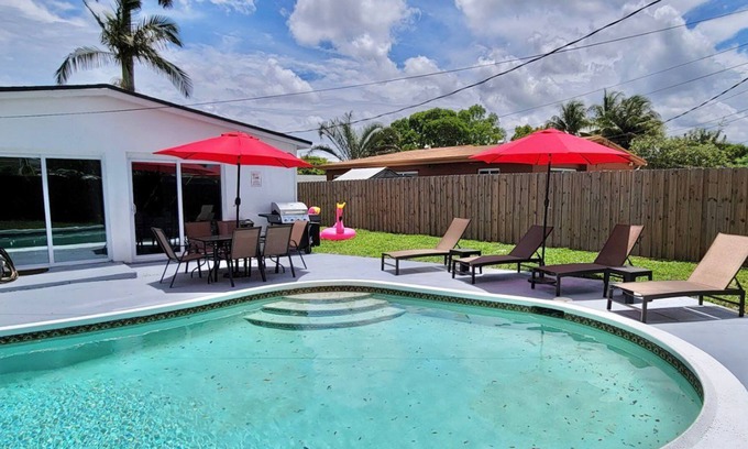West Hollywood House | Beautiful Corner Home 3BRs with Pool and Hot Tub