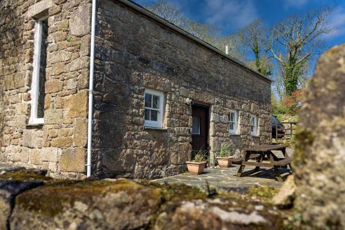 Castallack Apartment | Beautiful Cornish barn in the stunning Lamorna valley with large garden
