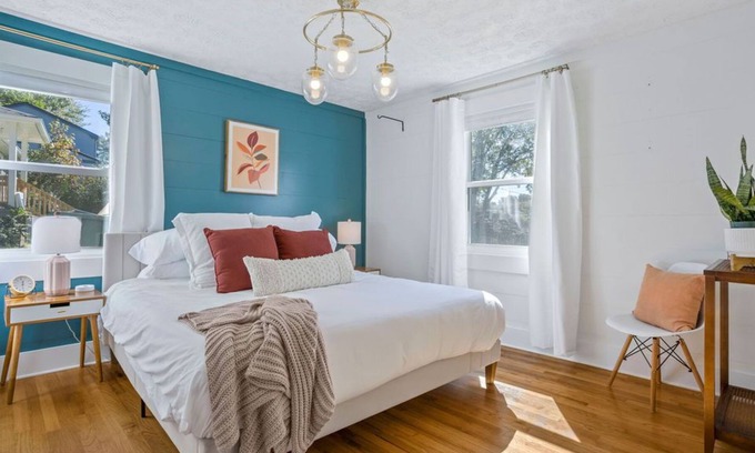 Atlanta Cottage | Beautiful Cottage in the City with Fenced Backyard