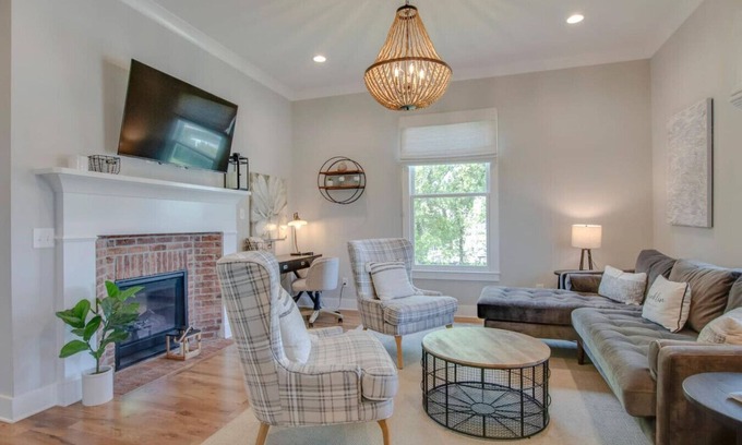 Franklin House | Beautiful Country Farmhouse - Historic Franklin