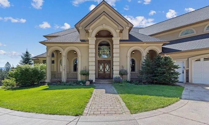 Thorpe Westwood Villa | Beautiful Country Villa on 5 acres, 5 minutes to downtown
