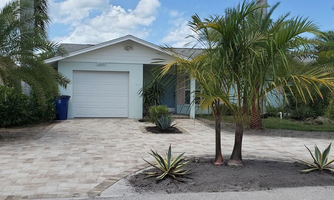 Bokeelia House | Beautiful, cozy, clean & fresh house on a canal with private ramp, spce to moore