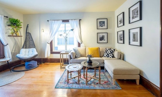 Powderhorn House | Beautiful Cozy House - Historic & Modern! Sleeps 10 - Large Backyard | Garage