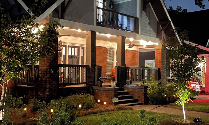Commonwealth House | Beautiful Custom Renovated Downtown Bungalow!