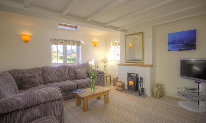 Porthcothan House | Beautiful dog friendly holiday home for 6 near a sandy beach and Padstow.