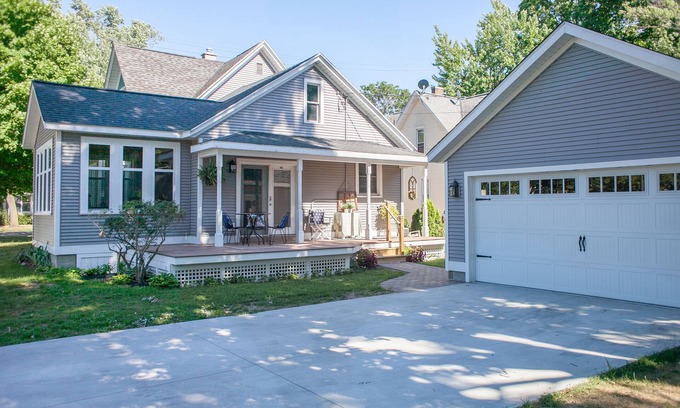 Holland House | Beautiful Downtown Holland Home next to Kollen Park and Lake Macatawa