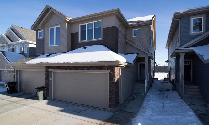 Leduc County House | Beautiful Elegant Home Sleeps 10! (With AC)