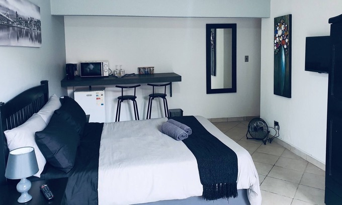 Kempton Park Apartment | Beautiful En Suite Room close to OR Tambo