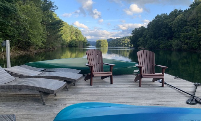 Topton House | Beautiful Fall Lake getaway! Thanksgiving & Campbell Folk Art Fest wknds open!