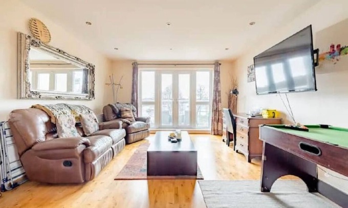 Grangetown Apartment | Beautiful flat w/balcony, pool table & 55" TV